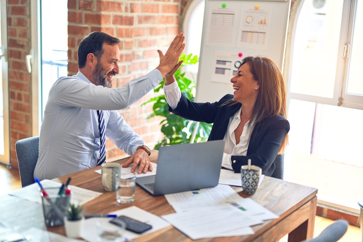 Expertifies strategist discussing a growth plan with an Australian business owner